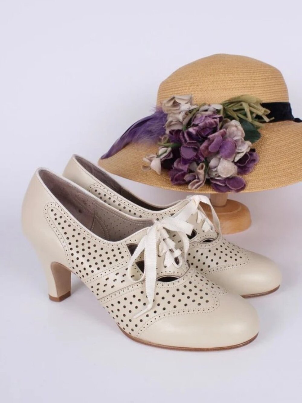 New Box Memery Reproduction 1930s Marie oxford high heels - Cream, EU 38W - Picture 4 of 5
